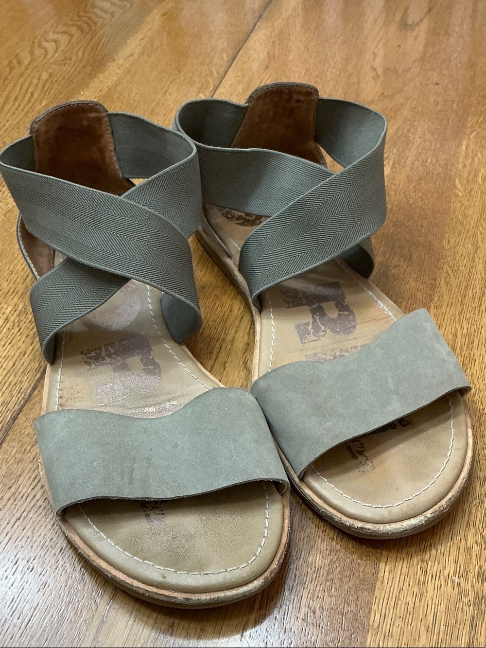 Woman’s Sorel taupe sandal. Size 9.5. Cross elastic straps. Leather. Gently used